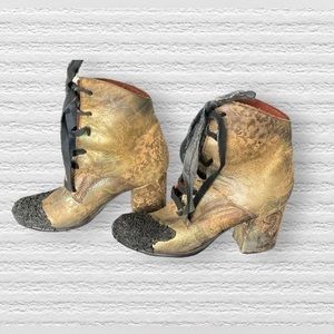 Papucei lace up leather bootie’s